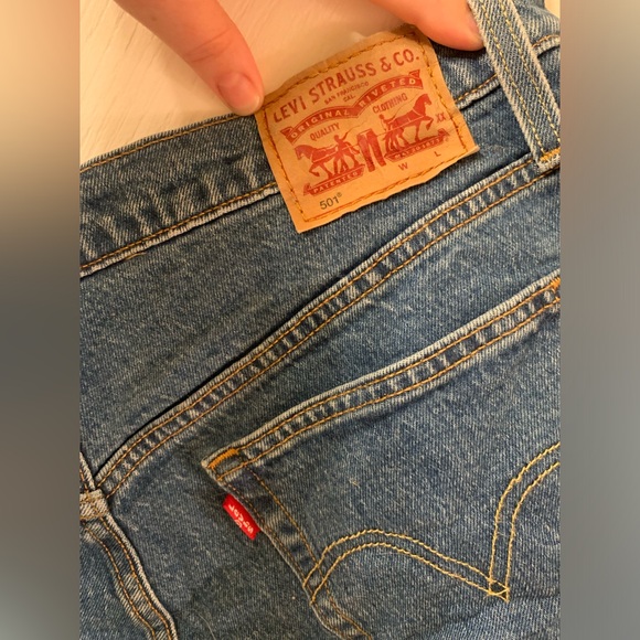 Levi’s Women’s 501 Original Shorts in Jive Stone Medium Blue Wash Denim Size 33 - Picture 8 of 11